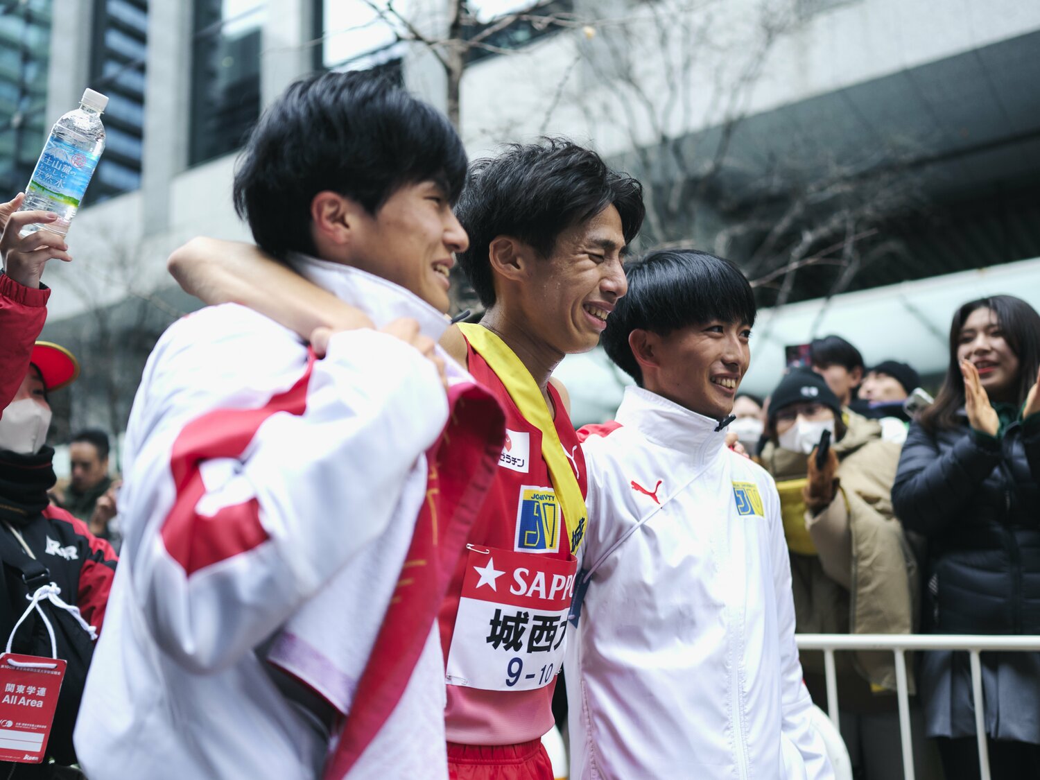 今大会、大学史上最高順位の3位に食い込んだ城西大。仲間に迎えられた10区の中田　©Yuki Suenaga