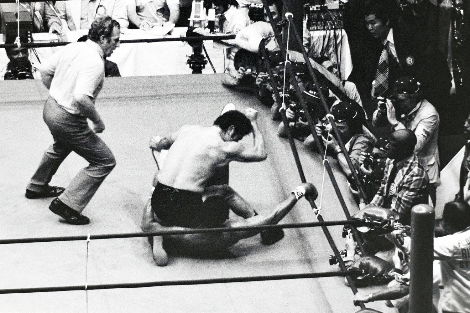 アリの上に跨り、エルボーを打ち下ろす猪木