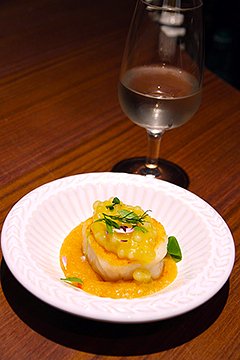 アマゾンの巨大魚、ピラルクを使った料理は、日本酒との相性抜群。中田英寿も「こんなに美味しいと思わなかった」と絶賛した。