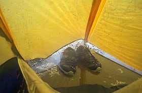 テント内に水が流れ込んでくる。 