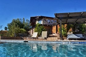 プールとジャグジーがついたTedの家。井手くんは「4人目の客」だとか。 