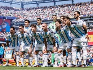 乱闘も辞さず、賛否両論の“アルゼンチン流”「一部は愚かだが」「うらやましいよ」パラグアイ、ネイマールは…65歳ブラジル人記者が知る“南米のナゾ”