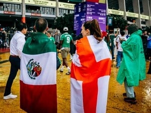 「雷が自分に落ちるかと」「全身ビショビショ」なのに…メキシコサポもイングランドサポも仲良く「ど、胴上げしてる」カメラマンが撮ったW杯ウラ話
