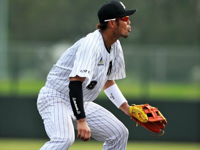 首位ロッテは独走態勢に入れるか!?主将・今江敏晃が鍵を握る交流戦。 ＜Number Web＞ photograph by Hideki Sugiyama