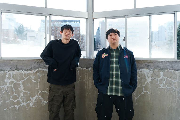 「じつは走り出した瞬間に“肉離れ”したんです」M-1・3位ロングコートダディが語る、あのマラソン漫才ネタ“テレビには映らない”過酷ぶり(6)