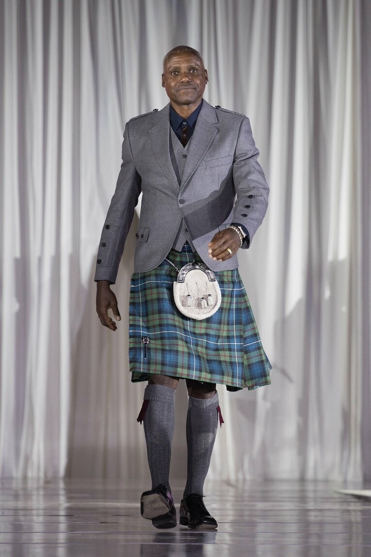2018年、キルト生地のファッションイベントでスカートを着て現れたカール・ルイス　©Getty Images