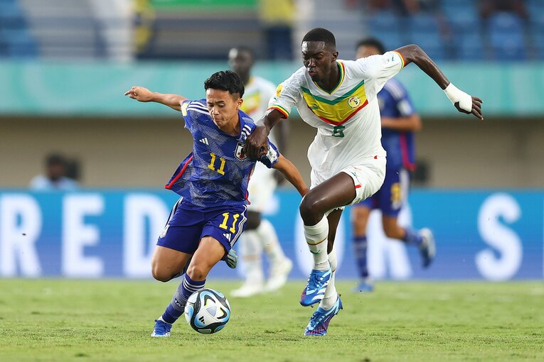 U-17W杯、セネガル戦でスピードを生かして突破する高岡　©︎Getty Imaegs