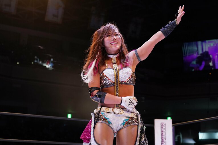 勝ち名乗りをあげるKAIRI