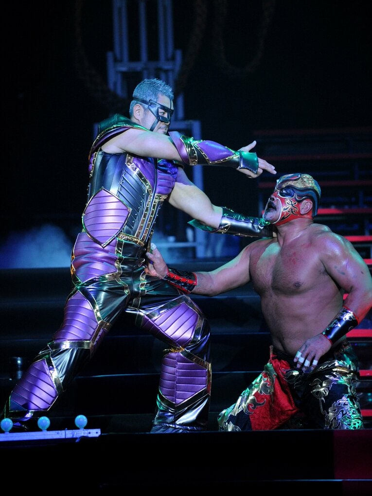 高田延彦の化身であるエスペランサー・ザ・グレートと戦うムタ。2008年12月30日、さいたまスーパーアリーナ