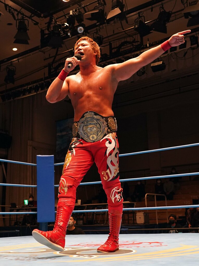 試合後、マイクを握りしめて「最高！」と叫び続けた宮原