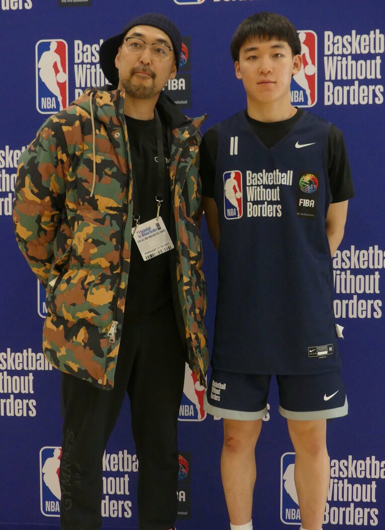 BWBグローバルキャンプに参加した岡田大河（右）。現地に駆けつけた父・卓也氏（178cm）と並んでもほぼ並んだように見える　©︎Yoko Miyaji