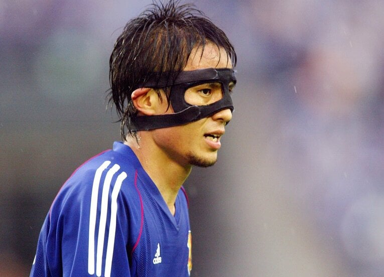 トルシエの代名詞とも言える「フラット3」の中核を担った宮本恒靖。フェイスガードは世界中で話題になった ©︎Getty Images