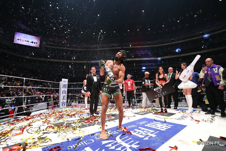 リング上でシャンパンファイトを行うAJ・マッキー　©RIZIN FF
