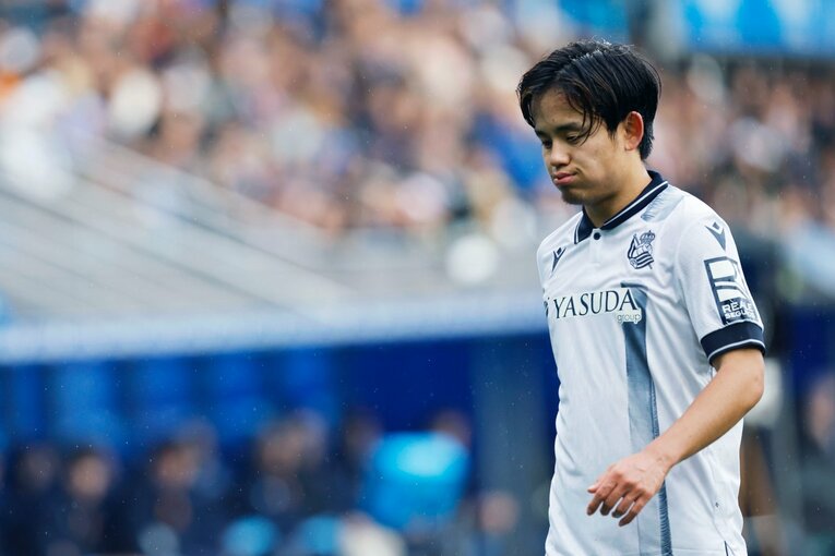 久保建英22歳ケガの悲運→相手DFが痛めた足をストレッチ、“元恩師”の敵将も心配そうに…撮影者が肌で感じる「バスク対決、タケへの敬意」(13)