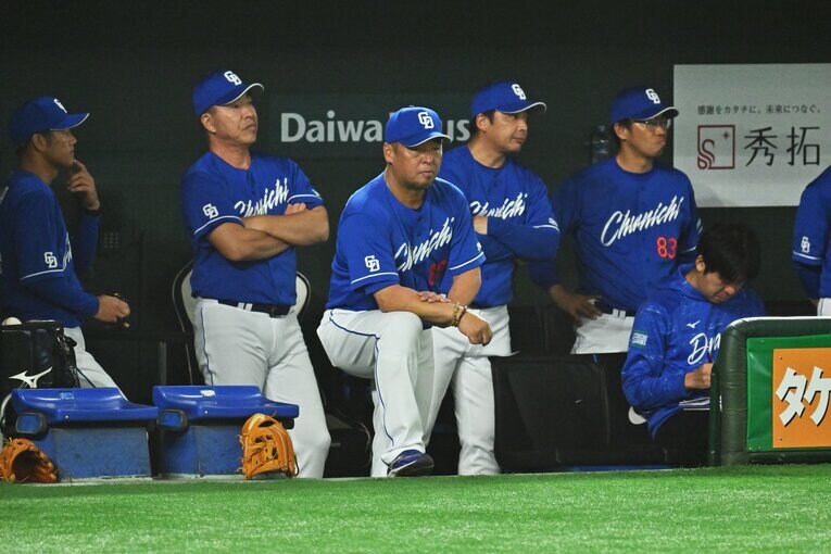 ベンチで戦況を見つめる井上一樹監督、松中信彦コーチ、森野将彦コーチ　©Hideki Sugiyama