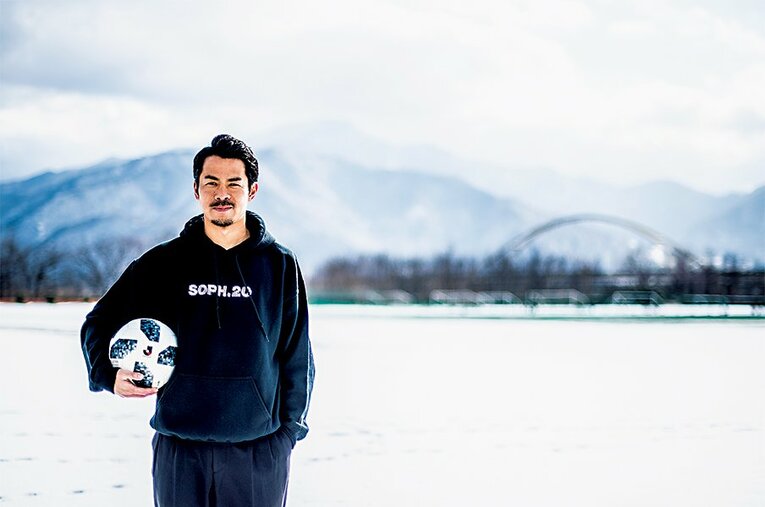 シドニー五輪や日韓W杯など、大きな舞台でも“らしさ”を見せていた明神智和。今も愚直にボールを追い続けていた。 ／ photograph by Atsushi Kondo