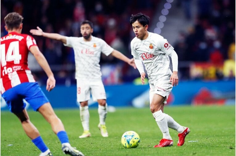 久保建英が“鉄壁アトレティコDF”をミスらせた　今季初ゴール写真に感じる「タケの厄介さ」とは〈撮影者の視点〉(33)