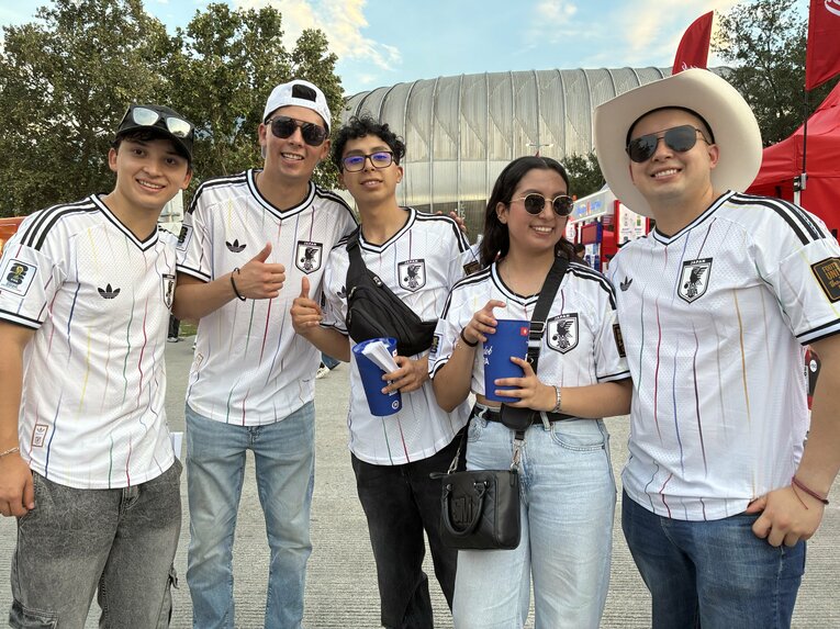 日本代表ユニを着用した外国人ファンの数々…（写真は右に続きます）　©Masaki Asada