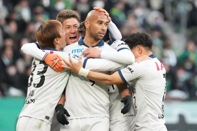 PKを決めたチアゴ・サンタナを祝福する清水の選手たち　©Masashi Hara