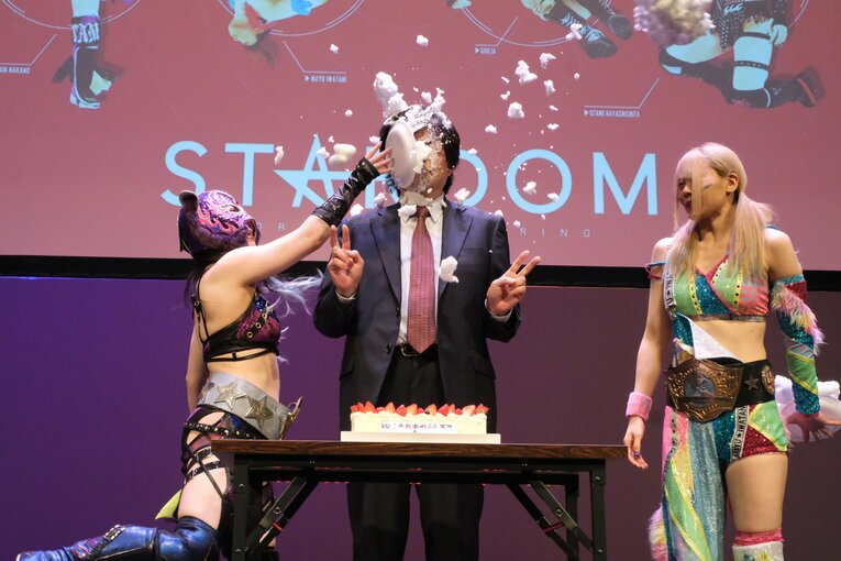 ブシロードのイベント発表会で木谷オーナーの顔面にパイを投げるキッド