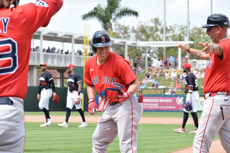 オープン戦で安打を放ち、笑顔の吉田正尚　©︎JIJI PRESS