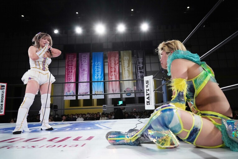 涙ぐむ羽南に「STARSを変えるんだろ？」と語りかける中野たむ　©Essei Hara