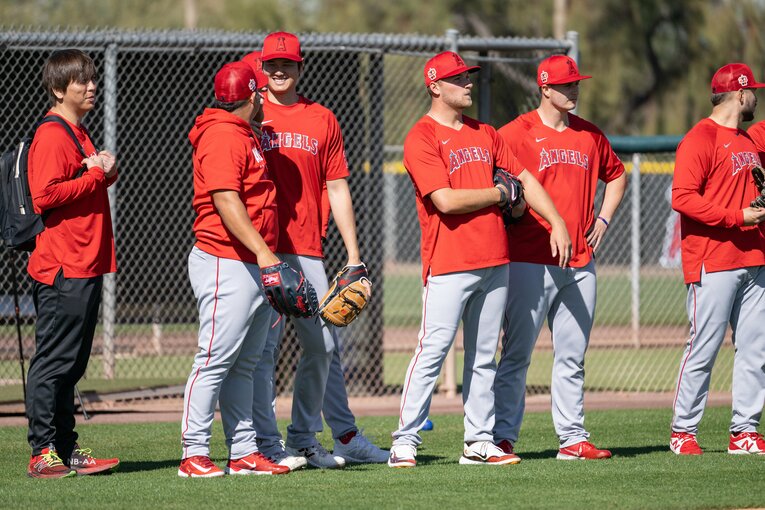 ベネズエラのホセ・スアレス投手とじゃれあう大谷、水原一平通訳が見守る　©Nanae Suzuki