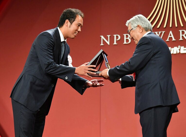 1年目、ウェスタンリーグでの表彰式にて　©JIJI PRESS