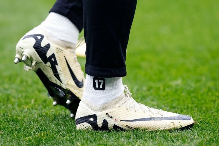 中村敬斗のスパイクには日の丸が 　©Daisuke Nakashima