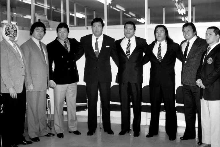 1986年1月のプロレス大賞授賞式で。左からタイガーマスク（三沢光晴）、天龍源一郎、木村健吾、ジャンボ鶴田、アントニオ猪木、藤波辰巳、山田恵一
