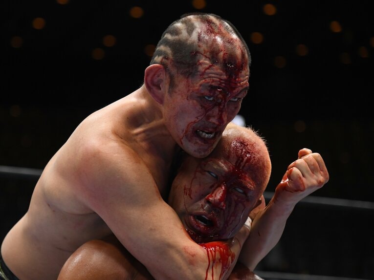 鈴木みのるのスリーパーホールドで白目をむく本間朋晃