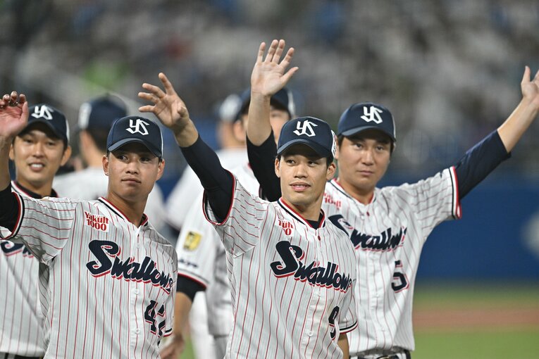塩見、高橋ら優勝の立役者たちもファンの声援にこたえる　©Hideki Sugiyama