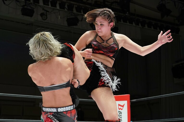 ジャンピングニーをジュリアに見舞うひめか