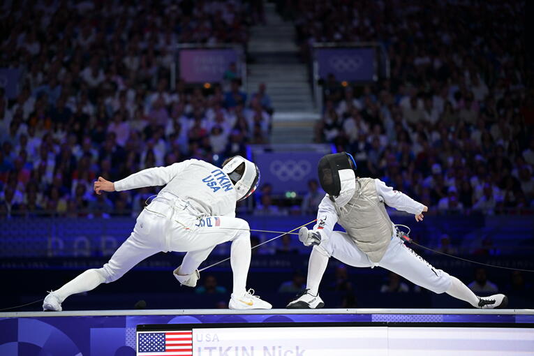 男子フルーレ個人3位決定戦、飯村一輝vs.ニック・イトキン　©Takuya Kaneko/JMPA