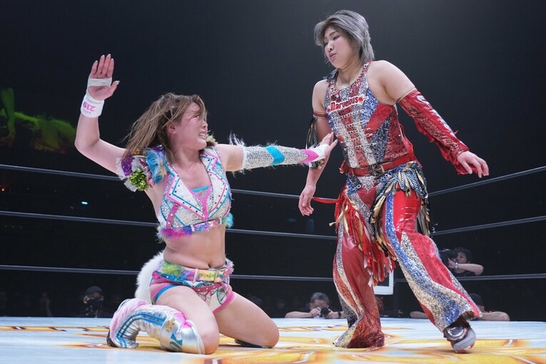 彩羽匠にチョップで応戦する岩谷麻優　©Essei Hara