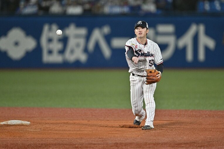 20歳にしてショートに定着した長岡　©Hideki Sugiyama