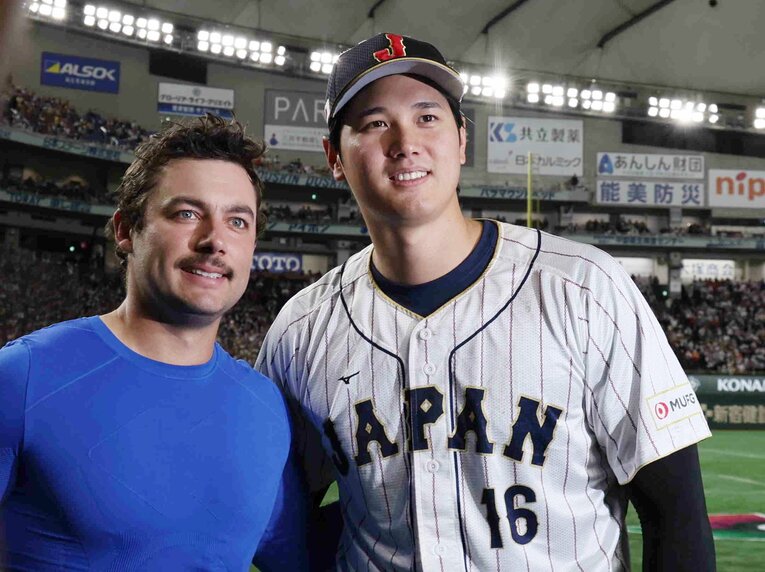 イタリア戦後、エンゼルスの同僚フレッチャーと大谷　©JIJI PRESS