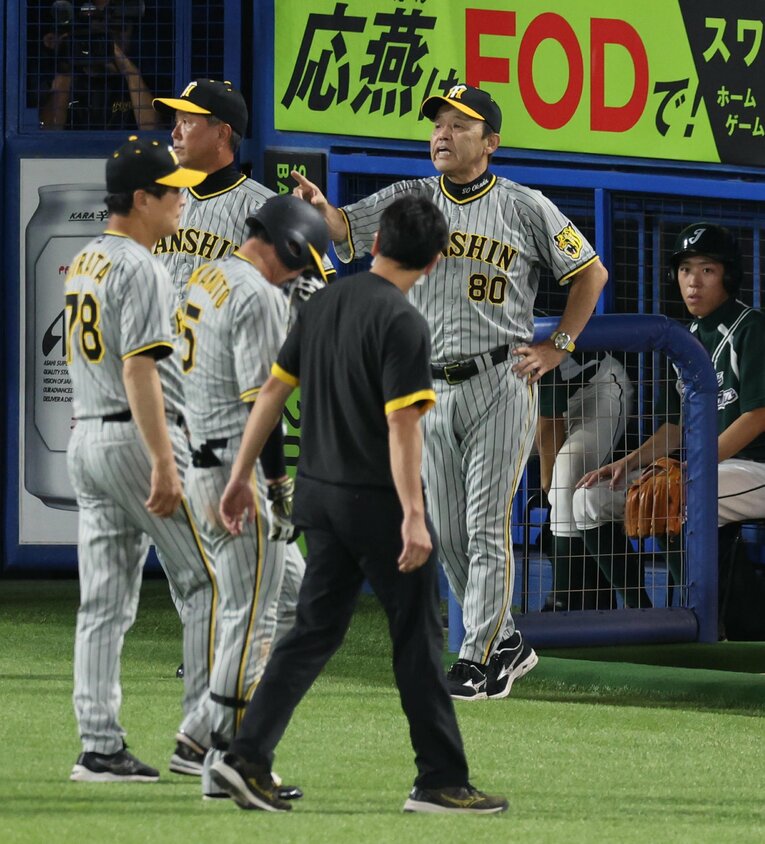 死球により退場する近本と交代を告げる岡田監督　©︎SANKEI SHIMBUN