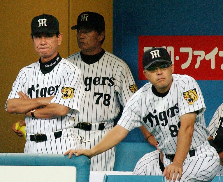 （左から）星野仙一監督、島野育夫ヘッドコーチ、岡田彰布コーチら当時の首脳陣　©JIJI PRESS
