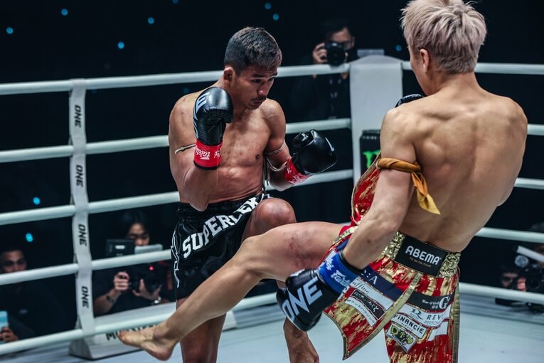 赤黒く変色した武尊の左の太腿　©ONE Championship