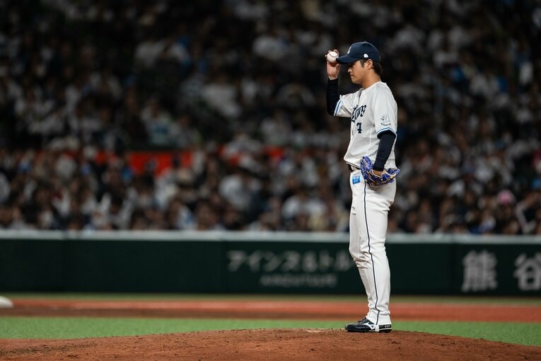 ピンチの場面で山川を迎えた甲斐野　©Nanae Suzuki