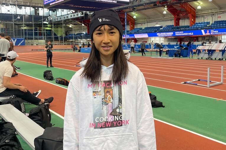 テレビで対談した黒柳徹子さんのパーカーを着て撮影に応じた田中希実＠ニューヨークにて ／ photograph by Ayako Oikawa