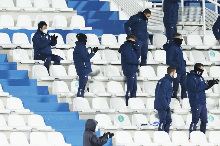 ゴールに拍手を送る柴崎ら©Daisuke Nakashima