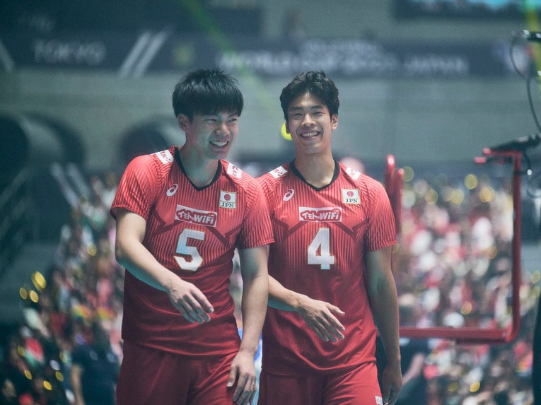 大塚達宣（左）や宮浦健人といったベンチに控える選手たちの活躍も光った大会だった　©︎Yuki Suenaga