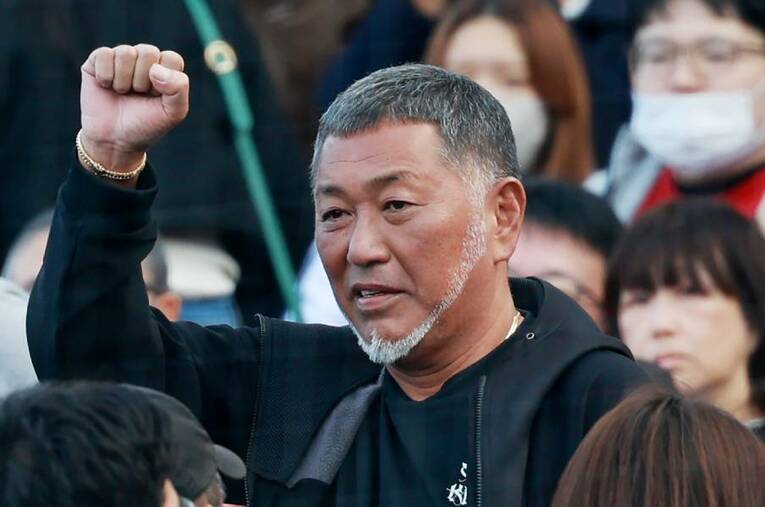 清原正吾を応援するため、足繁く神宮球場を訪れていた父・和博 ／ photograph by JIJI PRESS