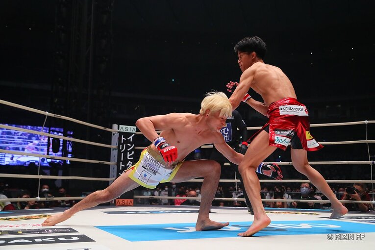 【RIZIN】朝倉海の勝因と朝倉未来の敗因は同じ？ なぜ弟は“フルスイング8連発”で勝ち、兄は三角絞めで失神したのか(4)