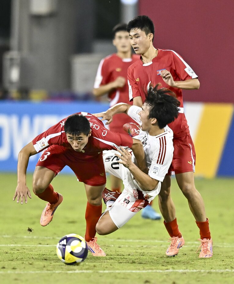 不穏すぎたU-17日本vs北朝鮮戦…北朝鮮の選手からハードマークを受ける瀬口大翔（写真はまだまだ続きます）　©Getty Images