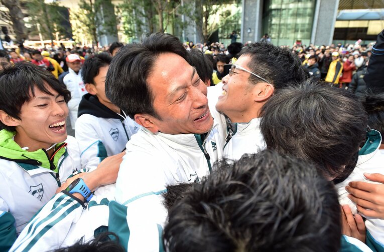 2015年、原晋監督率いる青学大は初めて箱根路を制した　©JIJI PRESS