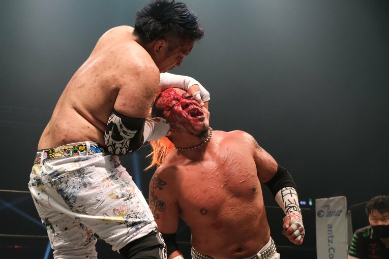 カリスマ葛西純「世の中は無駄な血を一滴も流すな」 頬を串刺し、人間ダーツ…それでもデスマッチが“ただの残虐ショー”ではない理由(17)