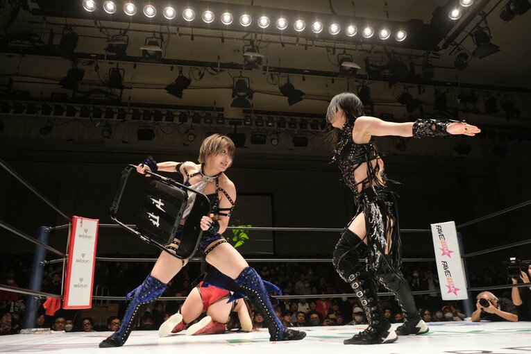 安納はパイプ椅子を持ち上げて…